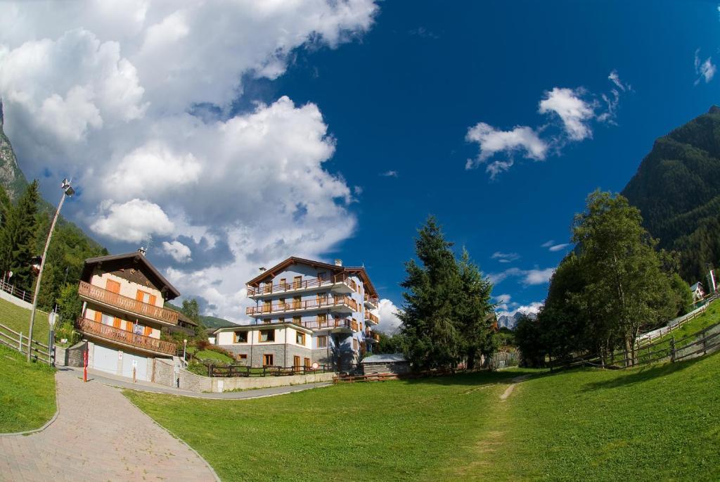 Laghetto Alpine Hotel & Restaurant Brusson Buitenkant foto