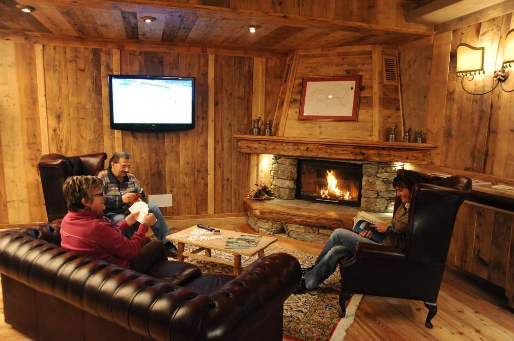 Laghetto Alpine Hotel & Restaurant Brusson Buitenkant foto